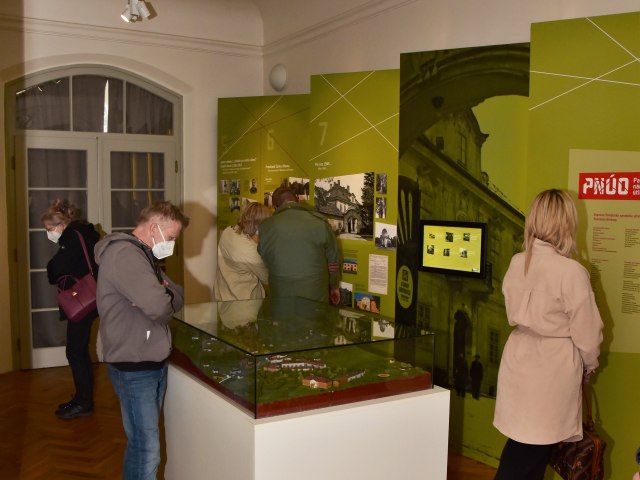 návštěvníci v expozici